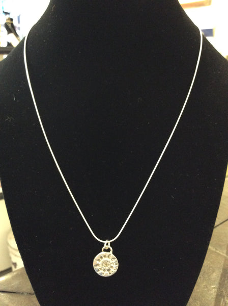 Daisy Charm - by Leslie Welfare